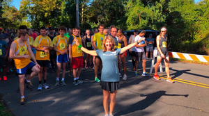 Bigelow Tea | Giving Back - image of Cindi Bigelow infront of runners - Desktop